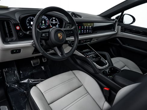 Certified 2025 Porsche Cayenne S image 4