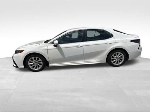 Used 2023 Toyota Camry SE FWD image 2