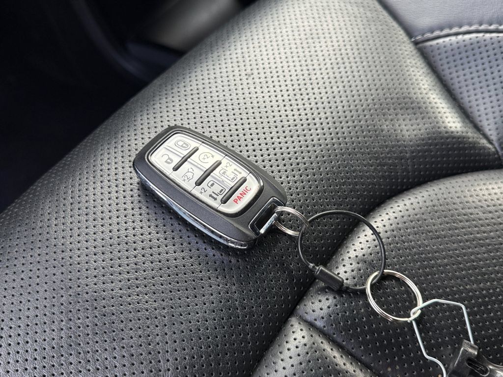 Certified 2025 Chrysler Pacifica Limited FWD image 33