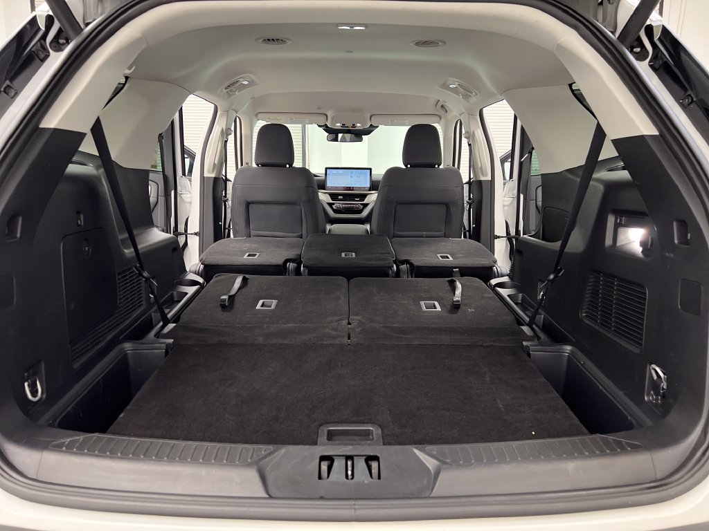 Used 2025 Ford Explorer Active AWD/4WD image 43