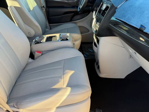 Used 2013 Chrysler Town & Country Touring-L w/ Driver Convenience Group image 12