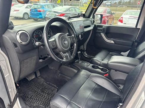 Used 2012 Jeep Wrangler Unlimited Sahara w/ Connectivity Group image 9
