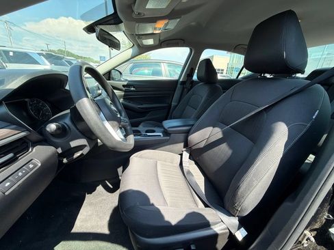 Used 2025 Nissan Altima 2.5 SV FWD image 19