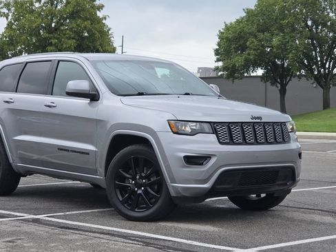 Used 2018 Jeep Grand Cherokee Altitude AWD/4WD image 2