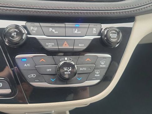 Used 2017 Chrysler Pacifica Limited w/ UConnect Theater Package FWD image 19