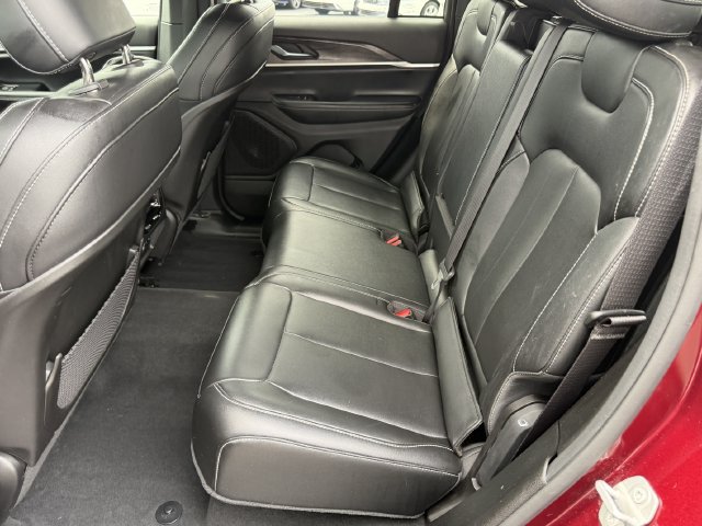 Used 2024 Jeep Grand Cherokee Limited w/ Black Appearance Package AWD/4WD image 9
