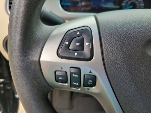 Used 2016 Ford Taurus SE image 11