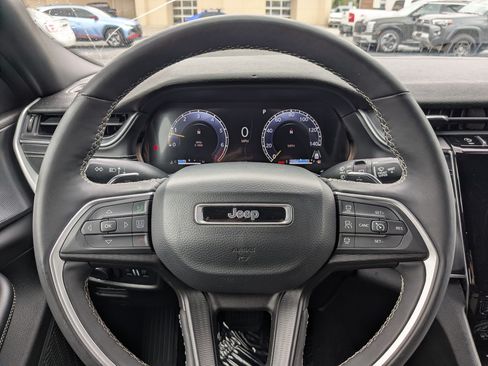 Used 2025 Jeep Grand Cherokee Altitude AWD/4WD image 18