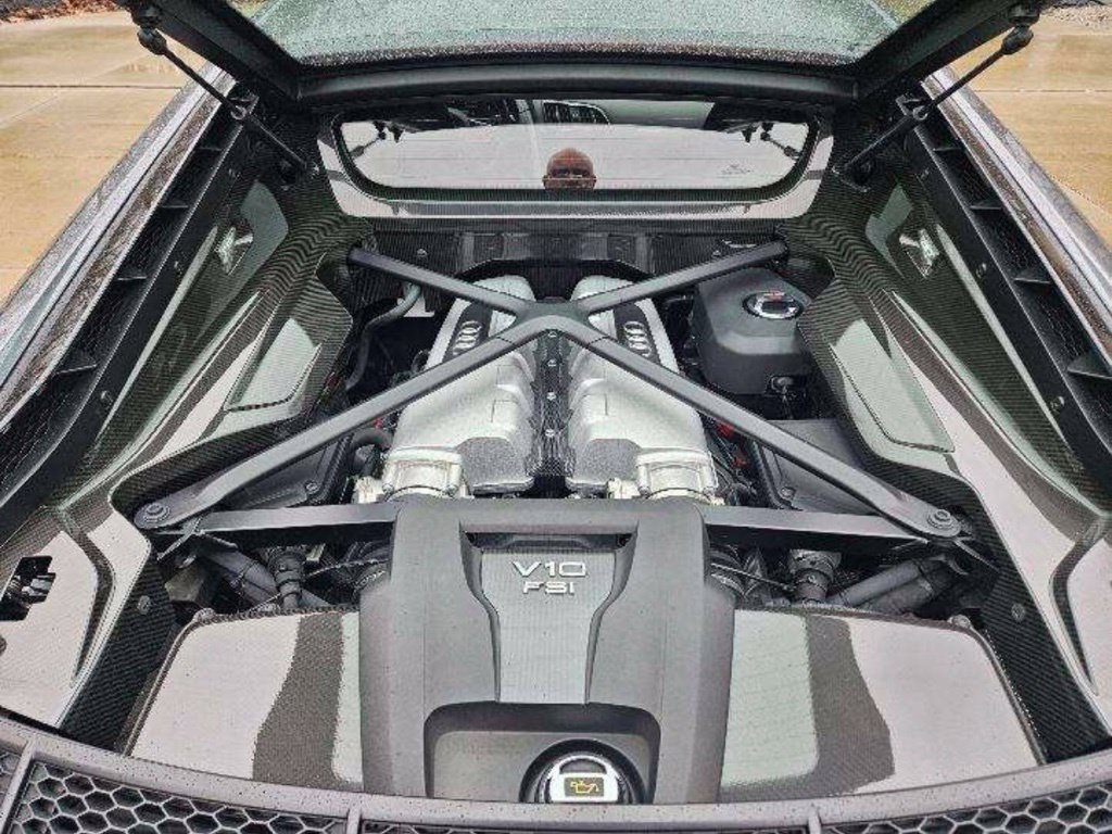 Used 2017 Audi R8 V10 w/ Carbon Exterior Package AWD/4WD image 31