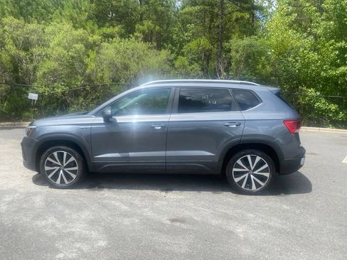 Used 2024 Volkswagen Taos SE FWD image 7