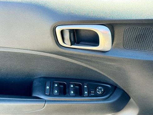 Used 2025 Hyundai Venue SEL FWD image 17