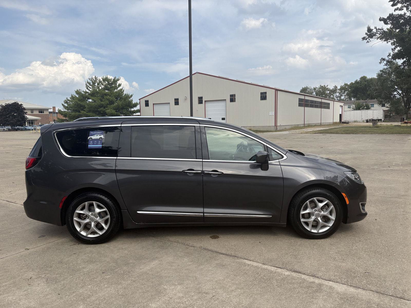 Used 2018 Chrysler Pacifica Touring-L w/ Tire & Wheel Group FWD image 27