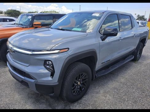 Used 2025 Chevrolet Silverado EV LT AWD/4WD image 3
