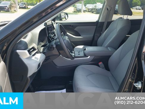 Used 2023 Toyota Highlander L FWD image 17