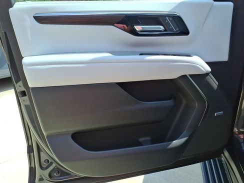 Used 2025 Chevrolet Suburban Premier AWD/4WD image 10