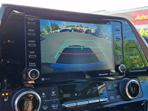 Used 2022 Toyota Highlander XLE AWD/4WD image 5