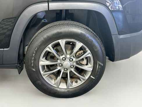 Used 2019 Jeep Cherokee Latitude Plus AWD/4WD image 11