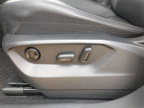 Used 2020 Volkswagen Tiguan SE image 24