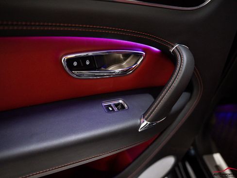 Used 2018 Bentley Bentayga image 58