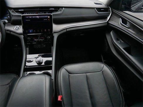 Used 2023 Jeep Grand Cherokee Limited w/ Black Appearance Package image 12