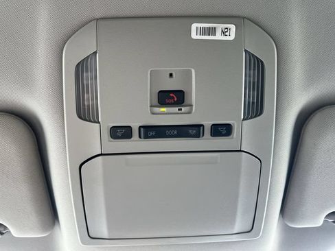 Used 2024 Toyota Highlander LE AWD/4WD image 31