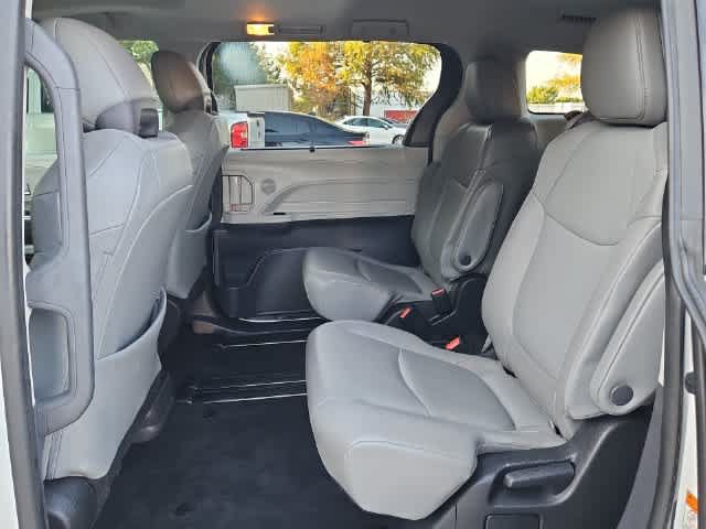 Used 2022 Toyota Sienna XLE FWD image 17