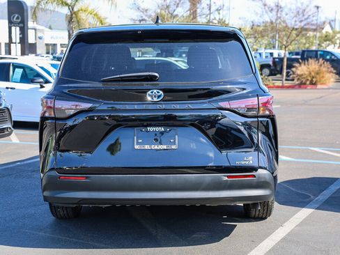 Certified 2024 Toyota Sienna LE image 21