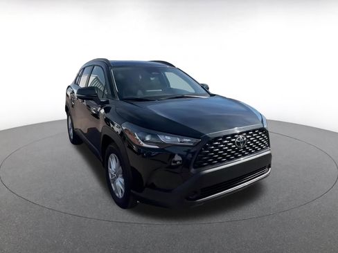 Used 2025 Toyota Corolla Cross LE image 3