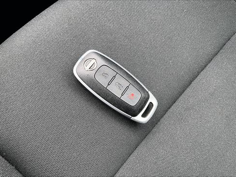 Used 2025 Nissan Rogue S image 29