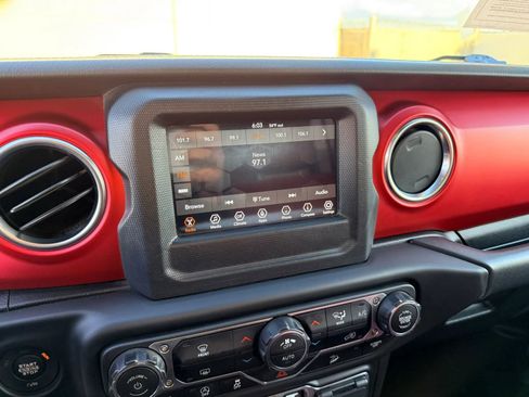 Used 2019 Jeep Wrangler Unlimited Sahara image 21