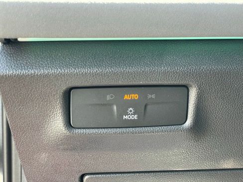 Certified 2025 Volkswagen Tiguan SE AWD/4WD image 16