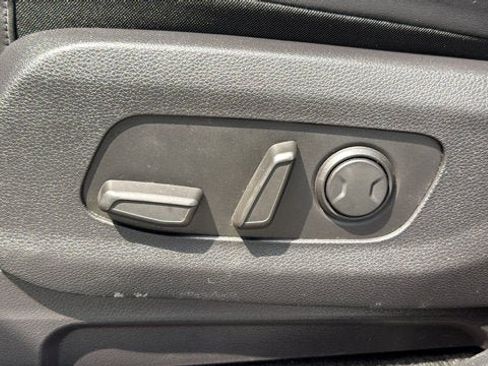 Used 2024 Kia Carnival LX FWD image 14