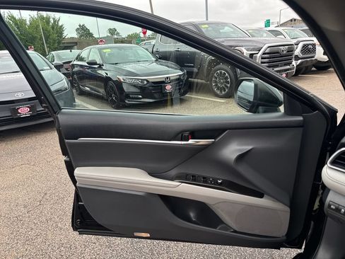 Used 2022 Toyota Camry XLE AWD/4WD image 32