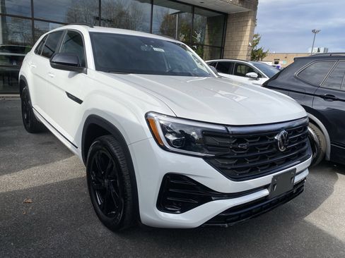 Used 2025 Volkswagen Atlas Cross Sport SEL R-Line image 2