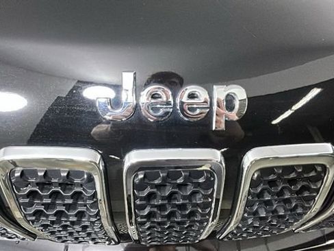 Used 2020 Jeep Cherokee Limited AWD/4WD image 9