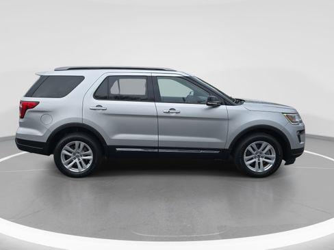 Used 2018 Ford Explorer XLT w/ Equipment Group 202A image 4