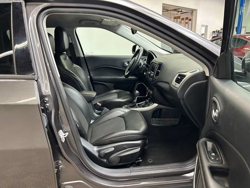 Used 2018 Jeep Compass Latitude w/ Cold Weather Group AWD/4WD image 12
