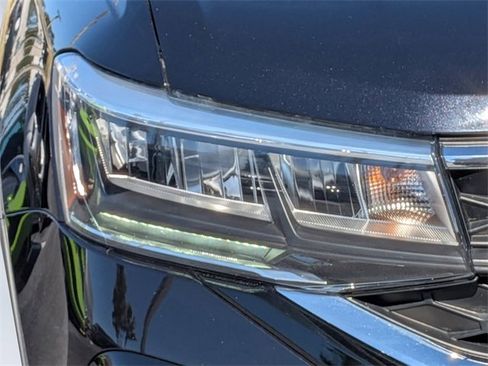 Certified 2024 Volkswagen Taos SE image 9