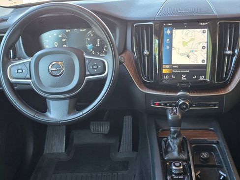 Used 2019 Volvo XC60 T5 Momentum w/ Multimedia Package AWD/4WD image 11