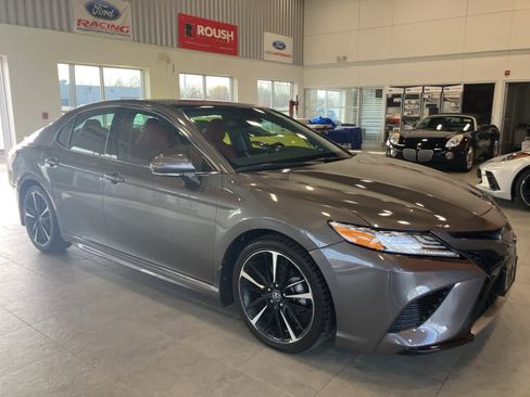 Used 2019 Toyota Camry XSE image 3