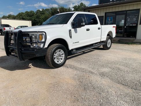 Used 2018 Ford F250 XLT w/ FX4 Off-Road Package image 3