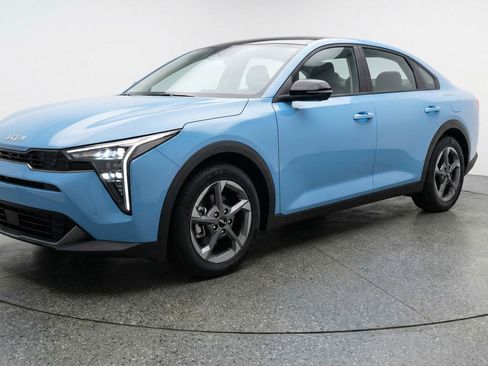 Used 2025 Kia K4 LXS image 3