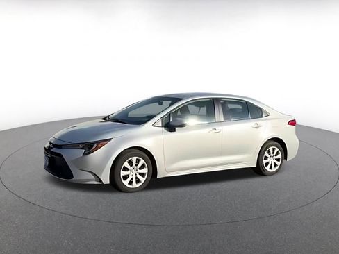 Used 2025 Toyota Corolla LE image 4
