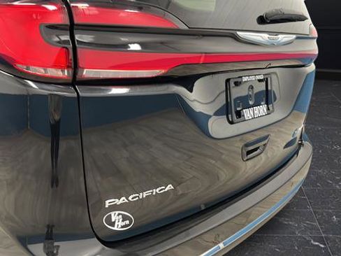 Used 2022 Chrysler Pacifica Touring-L FWD image 40