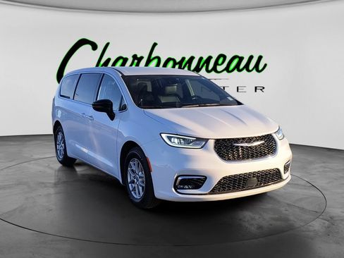 Used 2025 Chrysler Pacifica Select FWD image 7
