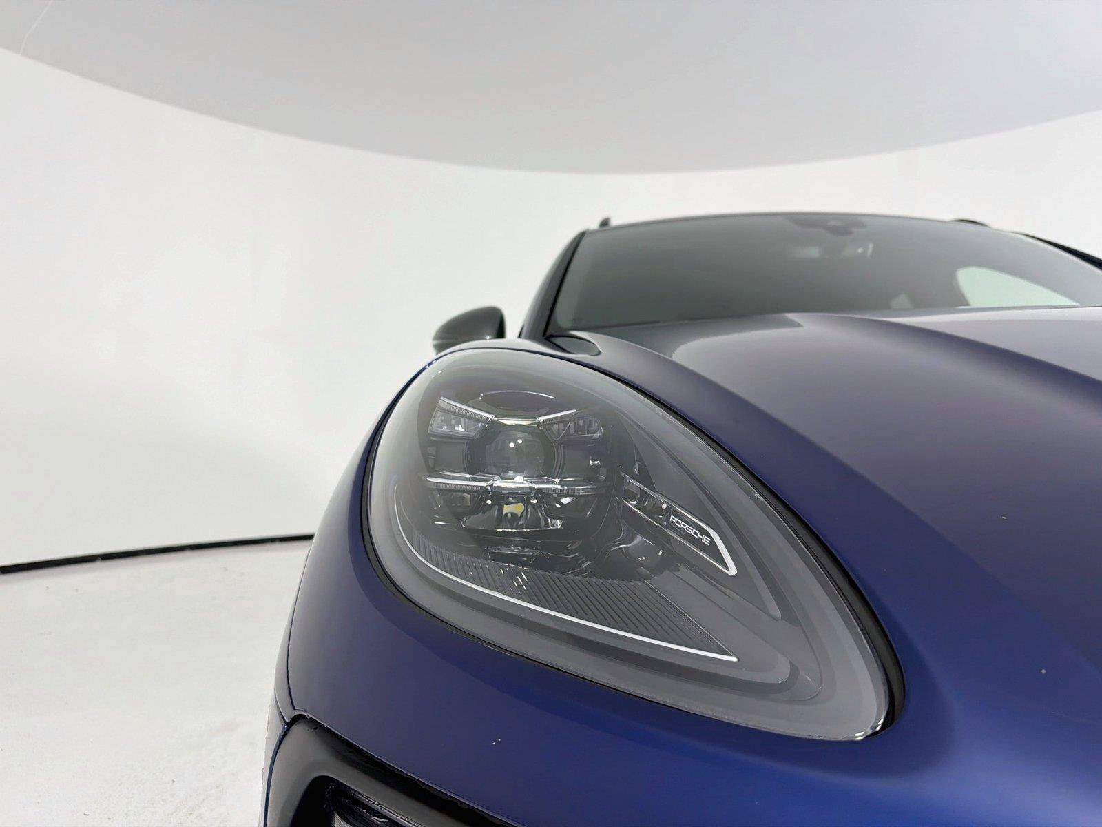Certified 2024 Porsche Macan AWD/4WD image 31