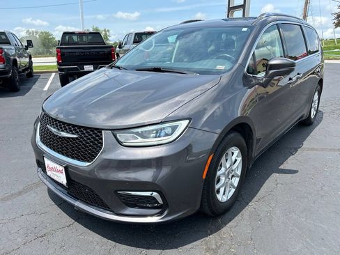 Used 2021 Chrysler Pacifica Touring-L w/ Premium & Safety Sphere Group FWD image 9