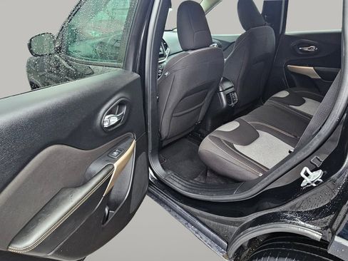 Used 2018 Jeep Cherokee Latitude w/ Altitude Package image 21