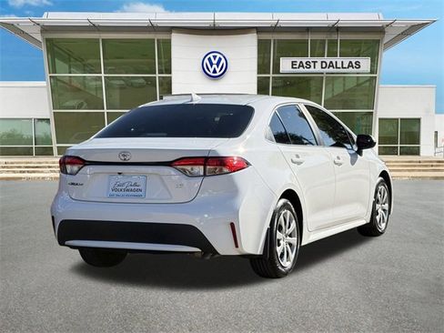 Used 2022 Toyota Corolla LE image 3