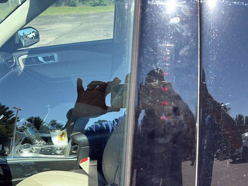 Used 2020 Ford Explorer XLT w/ Equipment Group 202A AWD/4WD image 10
